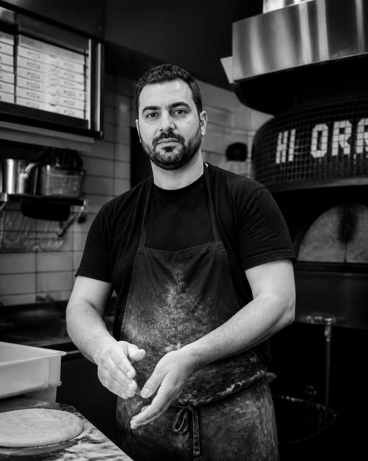 Retrato en blanco y negro de un pizzaiolo trabajando en la pizzería